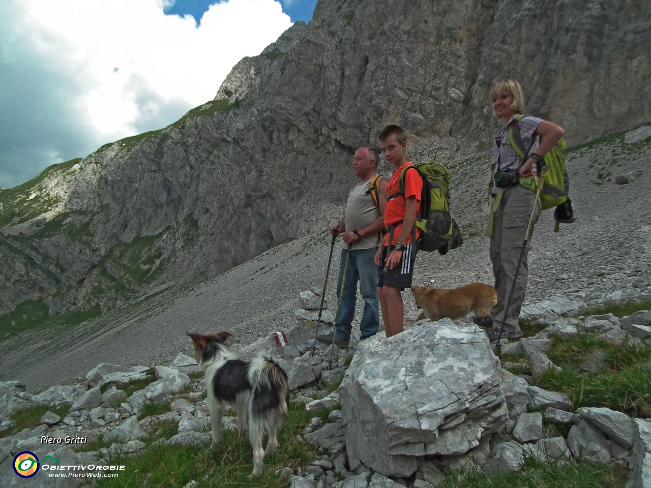 69 sotto i contafforti rocciosi della Corna Piana....JPG